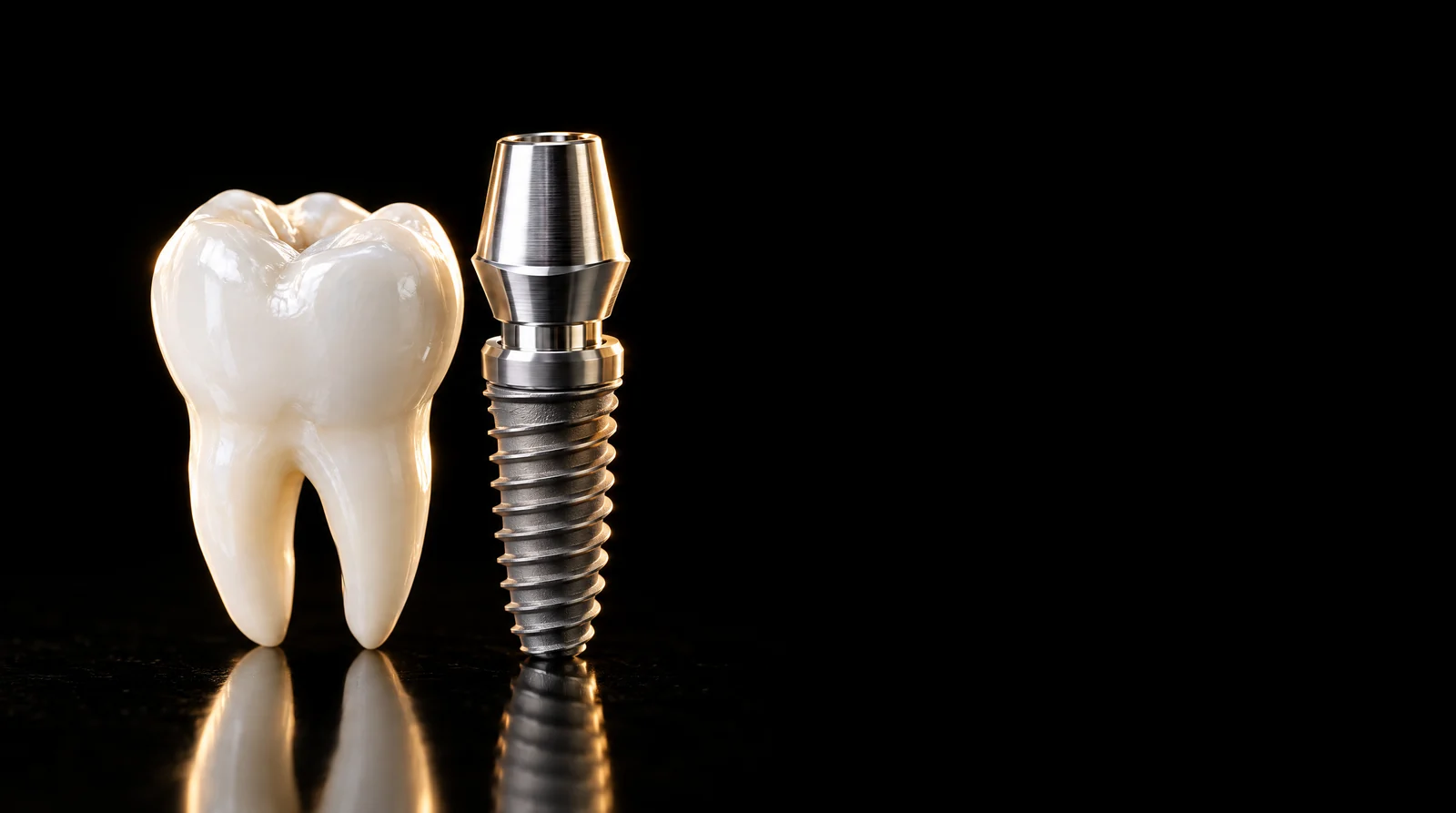 Vit molar bredvid ett titanimplantat med distans på blank svart yta i varmt champagneljus – illustration, inte kunddata